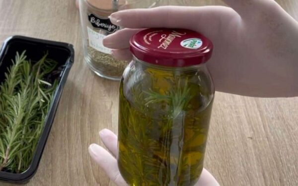 Du romarin avec de l’huile dans un verre – à faire tous les soirs.