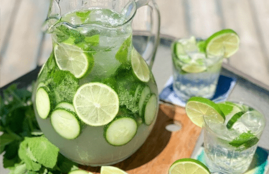 Eau de concombre, citron et menthe désintoxiquant.