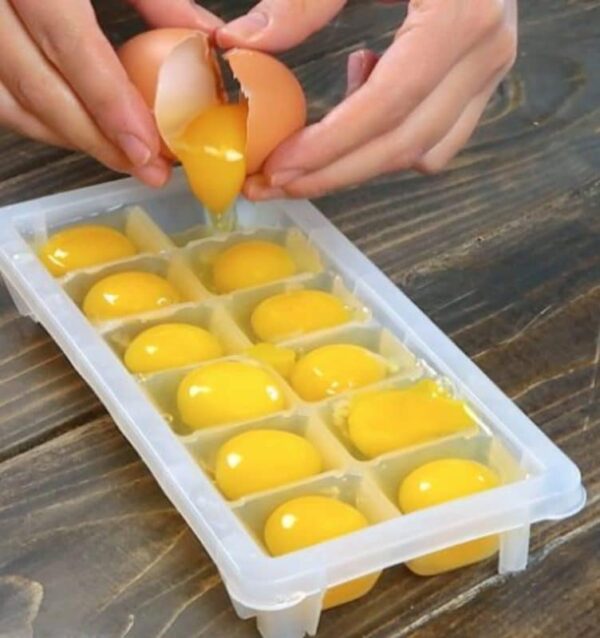 Elle met l’œuf dans un bac à glaçons : une astuce à essayer