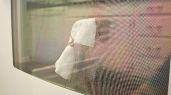 Enfin une Astuce Pour Nettoyer Entre les Vitres d’un Four