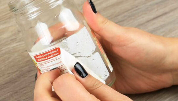 Enlever les traces de la colle sur les bouteilles en verre: 5 astuces rapides