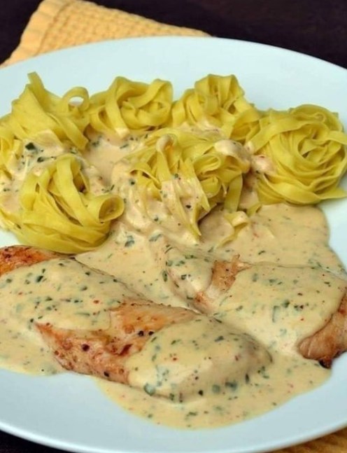 Escalopes de Poulet en Sauce Crémeuse Citronnée à l’Estragon