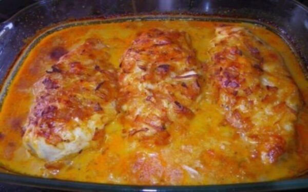 Escalopes de poulet avec du vin blanc et gratinées au four