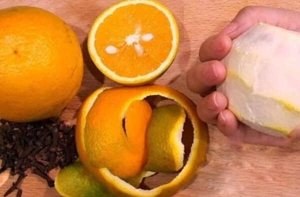 Faire bouillir des écorces d’orange avec des clous de girofle tous les soirs : c’est pourquoi