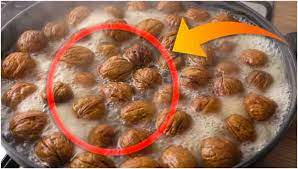 Faire bouillir des noix entières : Découvrir l’astuce culinaire de grand-mère qui a fait ses preuves