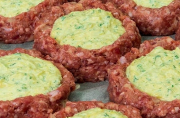 Fantastiques nids de viande hachée fourrés au fromage et aux herbes