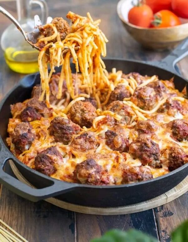 GRATIN DE LINGUINE AUX BOULETTES DE VIANDE EN SAUCE TOMATE