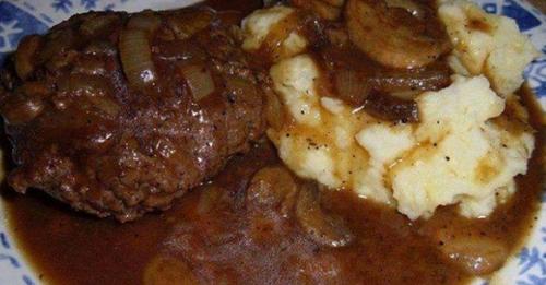 Galettes de Bœuf Haché à la Sauce à l’Oignon de Maman : Un Plaisir Rétro Réconfortant