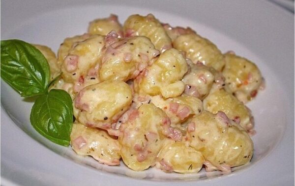 Gnocchi avec sauce au fromage, ail et jambon