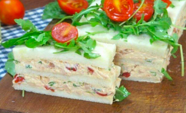 Gâteau au thon et à la tomate : une excellente recette pour un en-cas facile et savoureux !