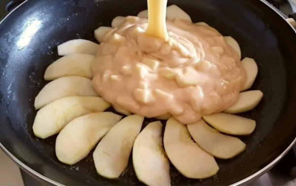 Gâteau aux pommes à la poêle : l’astuce simple pour le rendre moelleux et gourmand