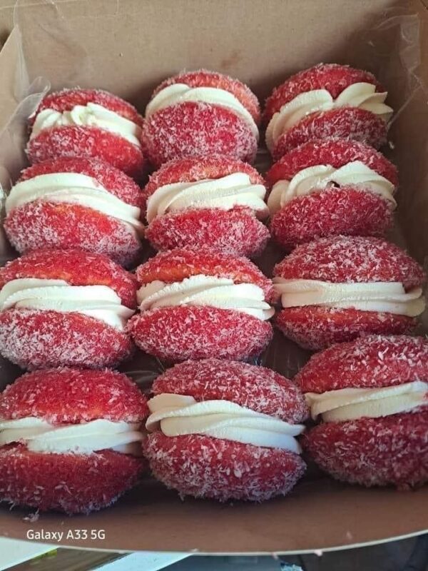 Gâteau Élégant à la Génoise : Infusé avec un Sirop Délectable et une Magie de Glaçage Rouge