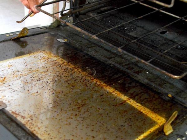 HOME TRICK, comment nettoyer et dégraisser la vitre à l’intérieur du four : Vous n’avez rien à démonter – c’est simple et rapide !