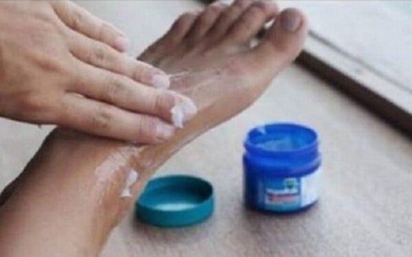 Il faudrait appliquer du Vicks Vaporub sur vos pieds