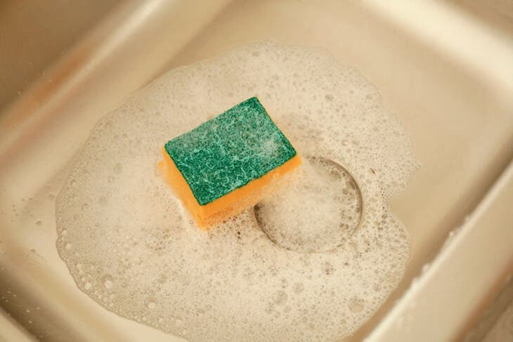 Jetez une éponge à vaisselle dans la lave-linge : l’astuce magique qui règle un problème courant 3 Une eponge a vaisselle