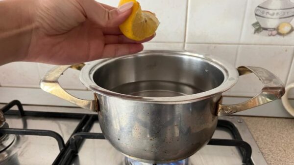 Jetez une seule goutte de citron dans l’eau bouillante : adieu à ces 7 problèmes courants