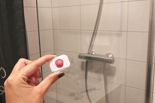 Jetez une tablette de lave-vaisselle dans la douche – la raison est surprenante