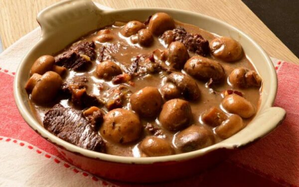 Joue de bœuf mijotée avec les champignons de Paris
