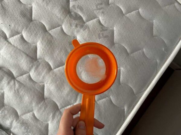 LA MÉTHODE DE LA PASSOIRE POUR NETTOYER LE MATELAS ET ENLEVER TOUTES LES TACHES POUR TOUJOURS