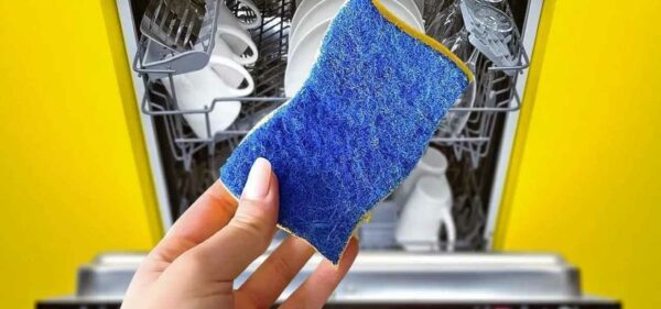 LAVE-VAISSELLE, METTEZ TOUJOURS UNE ÉPONGE À VAISSELLE AVANT DE LE DÉMARRER : LA RAISON
