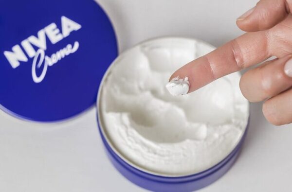 « La petite boite bleue qui vous fait du bien » : 10 utilisations inconnues de la crème Nivea