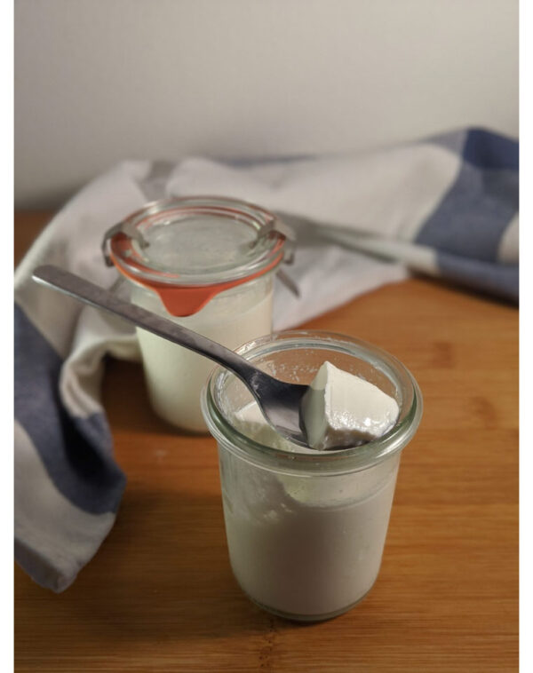 La technique insolite pour conserver la crème fraîche et les yaourts plus longtemps