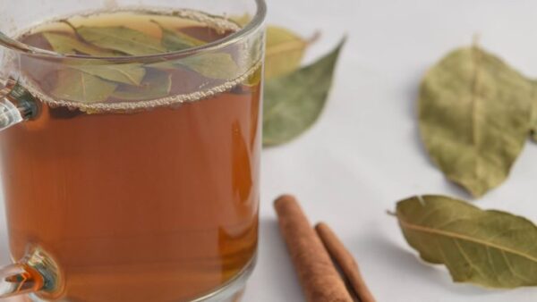 L’association puissante des feuilles de laurier et de la cannelle : une tisane pour perdre du poids et réguler le taux de sucre