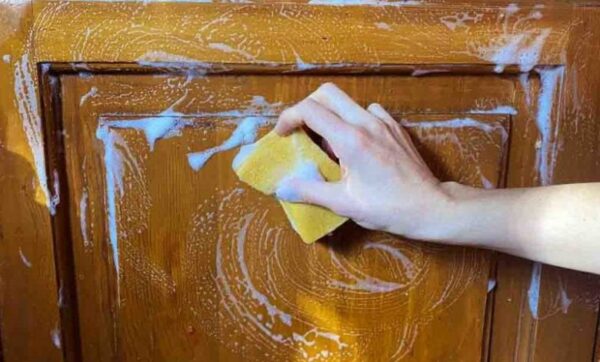 L’astuce de génie pour enlever la graisse des armoires de cuisine