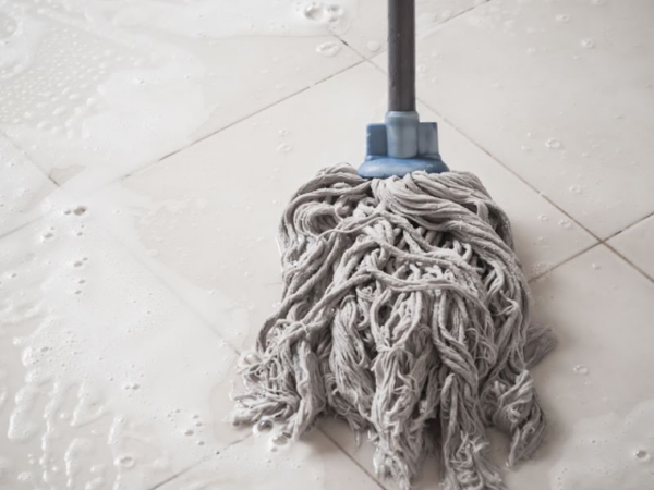 L’astuce de la serpillière pour nettoyer les sols et leur redonner l’aspect du neuf