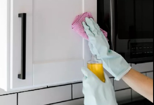 L’astuce géniale pour dégraisser les armoires de cuisine