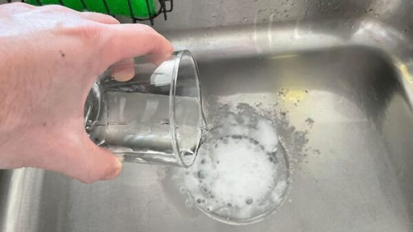 L’astuce la plus efficace pour nettoyer un drain bouché en 1 minute