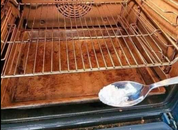 L’astuce magique pour éliminer la graisse incrustée dans le four : pas besoin de frotter