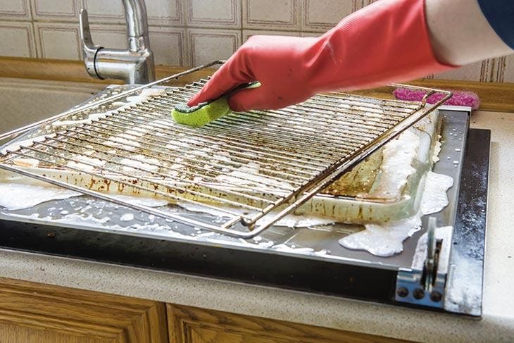 Reinigen Sie den Ofenrost