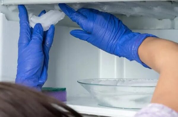 L’astuce pour dégivrer un congélateur en quelques minutes sans efforts