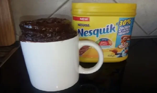 Le Mug cake au Nesquik : Gâteau au chocolat en 5 minutes dans une tasse