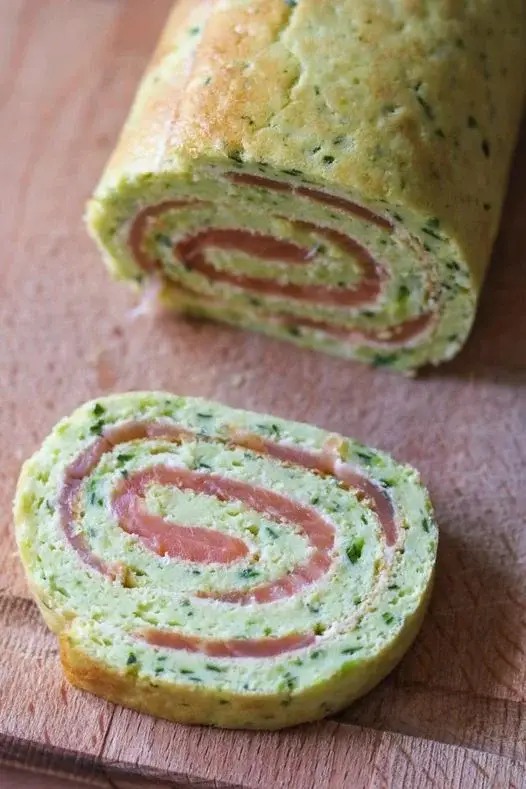 Le Roulé de Génoise aux Courgettes et Saumon Fumé : Une Symphonie de Saveurs Méditerranéennes