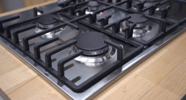 Le mélange de 3 ingrédients pour nettoyer les plaques de cuisson sales et incrustées : Elles redeviennent comme neuves