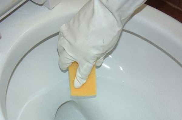 Le soir, je verse un verre d’eau et du bicarbonate de soude dans les toilettes, et le matin, elles sont aussi propres qu’une larme d’enfant.