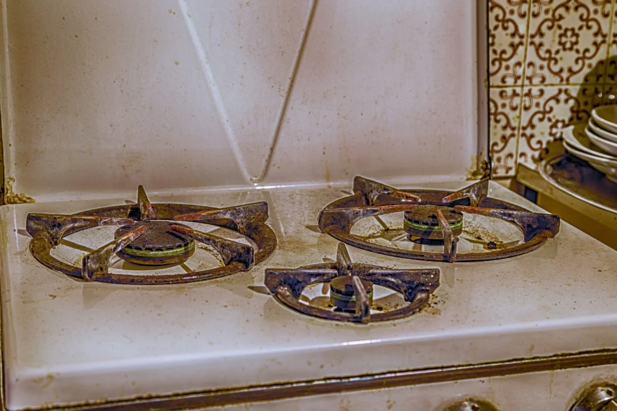 Les brûleurs des cuisinières à gaz doivent être nettoyés de cette façon, mais ils le font tous mal