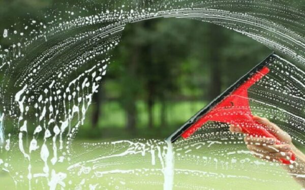 L’astuce secrète pour réussir à la perfection le nettoyage de vos vitres