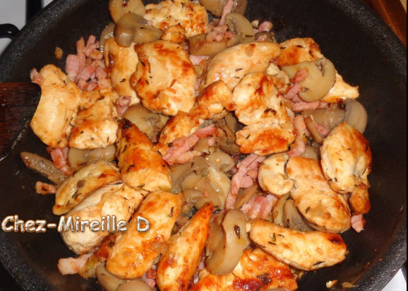 ÉMINCÉS DE POULET MOUTARDE LARDONS CHAMPIGNONS