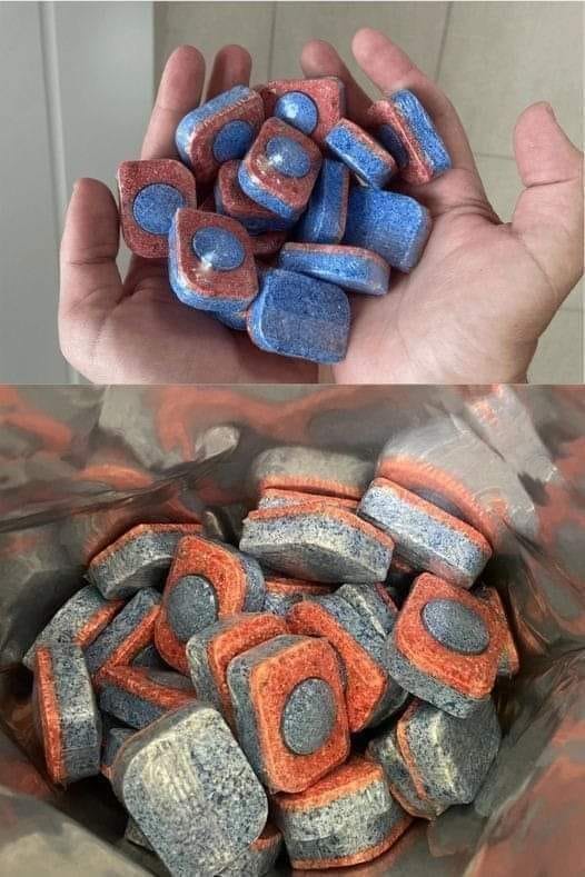 « Ma belle-mère achète ces pastilles même si elle n’a pas de lave-vaisselle : Grâce à son astuce, j’ai aussi pris 1 paquet pour toute l’année ! »