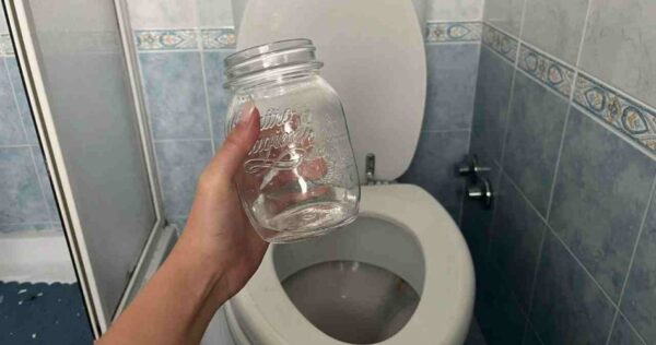 Mauvaises odeurs dans la salle de bain, avec la méthode du bocal vous éliminez l’odeur en un clin d’oeil
