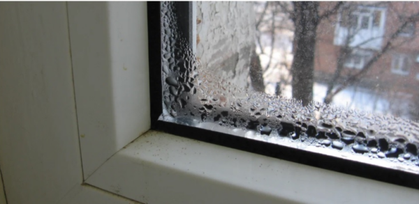 Mes fenêtres en plastique ne sont pas mouillées en hiver. Je vous partage comment me débarrasser de la condensation en 3 minutes (mes conseils utiles)