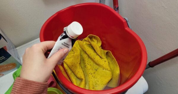 Mettez du dentifrice dans l’eau pour nettoyer les sols – tant de femmes au foyer le font