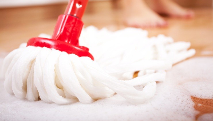 laver les sols avec du dentifrice