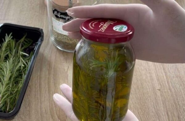 Mettez du romarin avec de l’huile dans un bocal – vous voudrez le faire tous les soirs