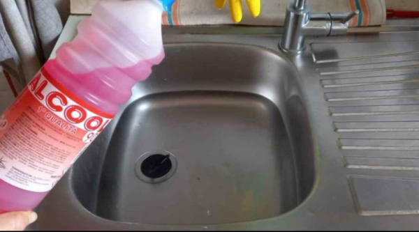 Mélanger de l’alcool avec de l’eau chaude, économiser beaucoup : Le secret de nos grands-mères.