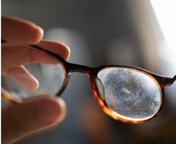Méthodes DIY pour éliminer les rayures des lunettes : 10 remèdes maison pour des verres plus nets