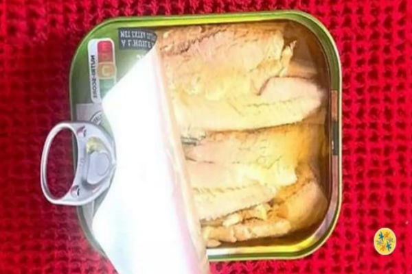 Ne Jetez Plus l’Huile des Sardines ! 3 Utilisations Que Personne Ne Connaît